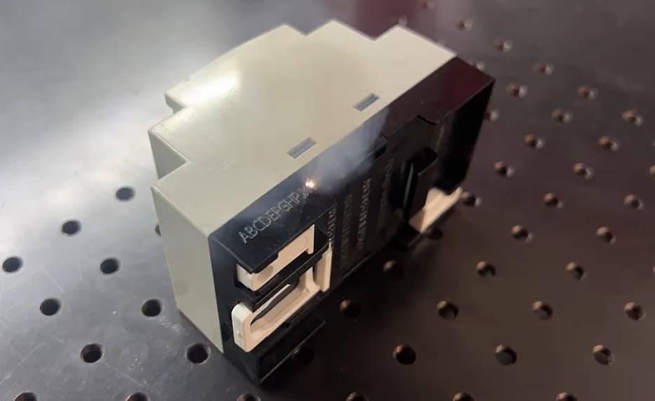 Fiber lazer markalama makinesiyle plastik elektronik parça markalama.