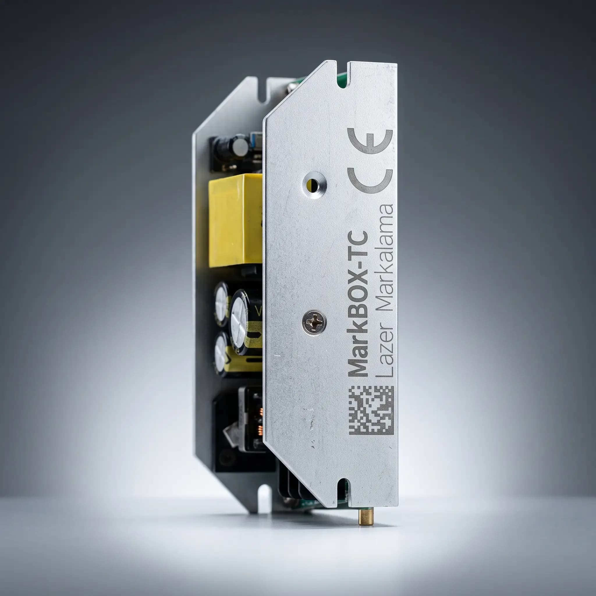 Laserator MarkBOX-TC fiber lazer markalama cihazı ile güç elektroniği komponentinin metal kasasının markalama işlemi. Markalama içeriği olarak 2 adet metin, 1 adet DataMatrix kodu ve 1 adet CE sembolü bulunmaktadır. Fiber lazer ile markalanmıştır.